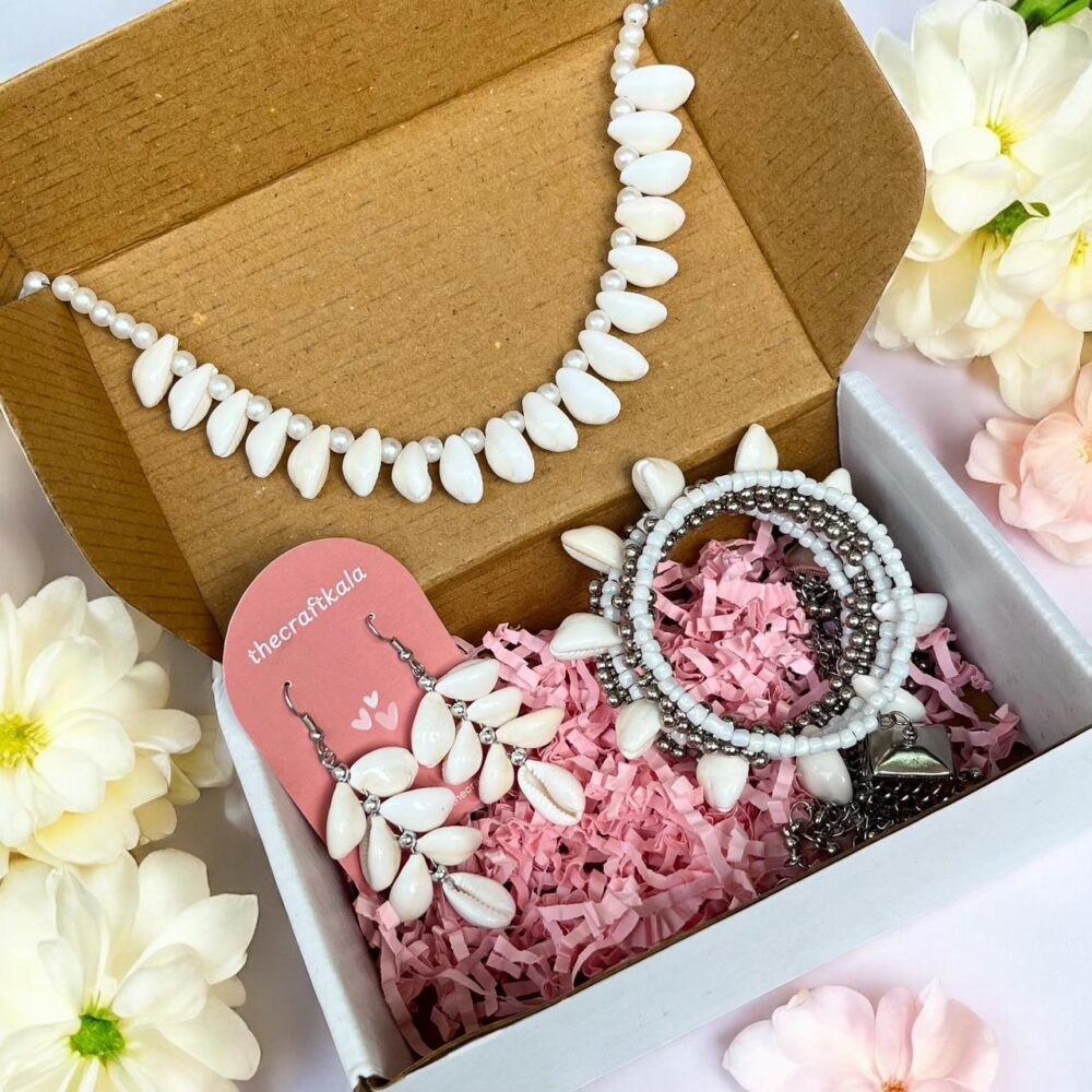 Kodiya Shell - Set of 1 Neckpiece, 1 Pair of Earrings & 1 Bracelet (Combo 7)